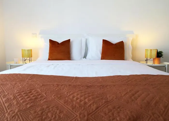 Apartment, 10 Mins Walk To *