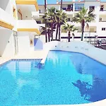 Apartment, 10 Mins Walk To * البوفيرا