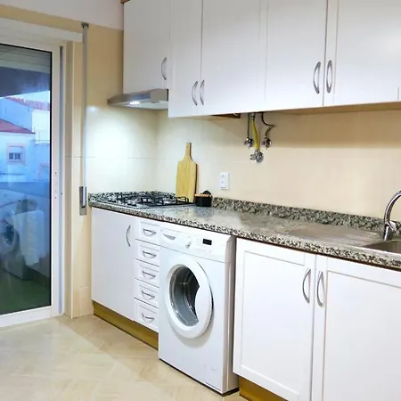 Apartment, 10 Mins Walk To Lejlighed